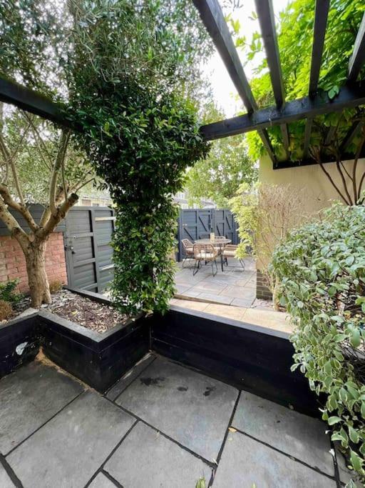 Private Garden Oasis In Central Bristol Exterior photo